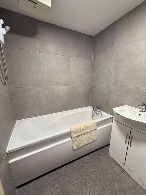 Modern 1 Bedroom - 5 Min Walk From Princess Street Eb1 EDI Exterior photo